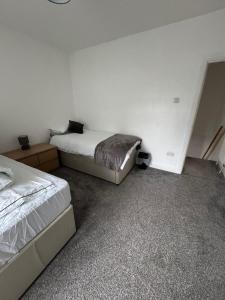 En eller flere senge i et værelse på Rosemary Cottage