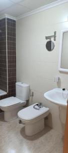 Koupelna v ubytování Apartalux San Pedro Playa + 2 fotografie