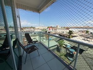 balcone con 2 sedie e vista sulla città di Apartamento com duas suítes! a Macapá