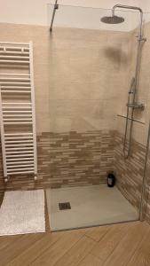 een douche met een glazen deur in een badkamer bij Bon Bon Il Brofferio in Asti +9 foto's