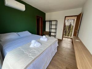 a bedroom with a bed with a green wall at Casa Brisa em Touros in Touros +16 photos