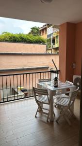 een tafel en stoelen op een balkon met uitzicht bij Bon Bon Il Brofferio in Asti