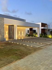 a building with lights on the front of it at Casa Brisa em Touros in Touros