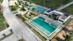 an aerial view of a house with a swimming pool at Casa Brisa em Touros in Touros