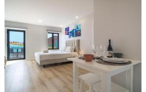 een woonkamer met een tafel en een bank bij Jardim do mar luxury in Jardim do Mar