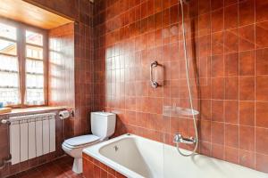un baño con inodoro y bañera en Era Rectoría, en Mont