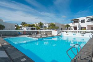 a swimming pool in a villa with blue water at Lanzahost Casa Campagnolo in Playa Honda