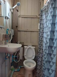 a small bathroom with a toilet and a sink at Phulomnum Resort in Ban Thung Samo