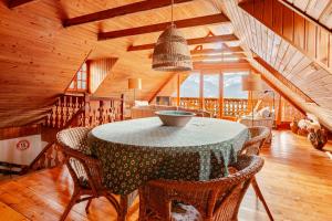 Un comedor con mesa y sillas en Era Rectoría, en Mont