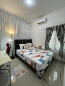 ein Schlafzimmer mit einem Bett in einem Zimmer in der Unterkunft Cozy Homes BnB in Prampuan