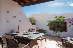 a dining room with a table and chairs at Lanzahost Casa Campagnolo in Playa Honda
