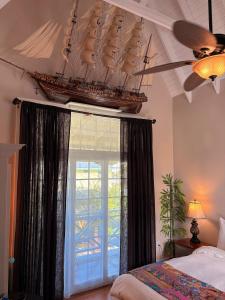 Ένα ή περισσότερα κρεβάτια σε δωμάτιο στο Caye Caulker Boutique Guesthouse 7