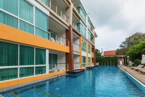 Hồ bơi trong/gần Phuket Seaview Resotel