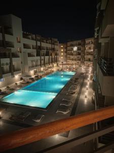 Hồ bơi trong/gần Luxury Studio, pool, Private beach & close to Airport