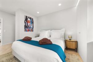 a bedroom with a large white bed with towels on it at Casa NOLA by Susys Holidays in Funchal