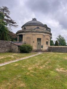 een oud gebouw met een koepel erop bij Bath Lodge in Tormarton