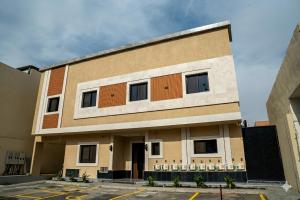 ein Gebäude mit vielen Fenstern auf einem Parkplatz in der Unterkunft our residence in Riad