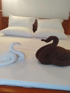 En eller flere senge i et værelse på Villa Pabasara