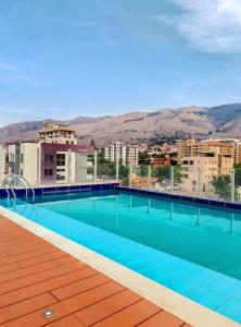 Swimmingpoolen hos eller tæt på Garzonier más Piscina