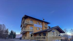 Bygningen som hotellet ligger i + 21 billeder