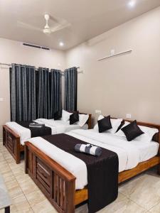 Giường trong phòng chung tại Willownest munnar 2bhk entire private villa with balcony view and BBQ & kitchen