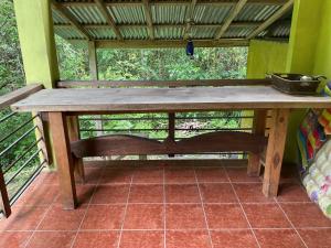 モンテスマにあるHouse on the Hillのポーチにある木製のテーブルとベンチ