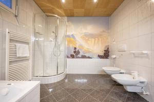een badkamer met 2 toiletten en een douche bij Apartments Romy in Ortisei +17 foto's