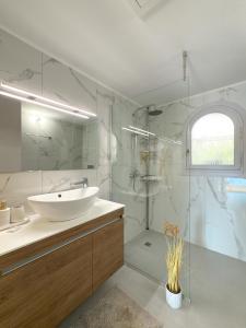 Et badeværelse på Villa Kalami Look Out