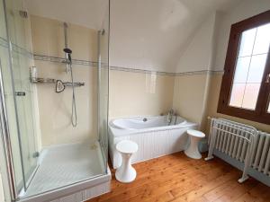 ein Badezimmer mit Dusche, Badewanne und Waschbecken in der Unterkunft Maison avec jardin dans le centre de Cabourg in Cabourg + 4 Fotos