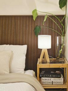 Giường trong phòng chung tại An intimate and cozy space for your restful stay in Sillim