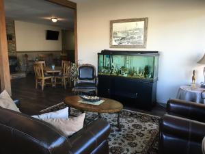 a living room with a couch and a fish tank at Timber Lodge Inn in Cle Elum