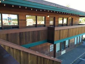 Timber Lodge Inn في كلي إلوم: اطلالة خارجية على مبنى خشبي مع نوافذ