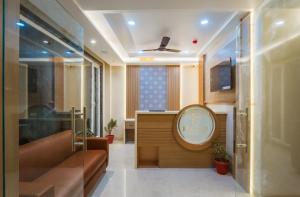 ein Badezimmer mit einer Uhr mitten im Raum in der Unterkunft Tripli The Pinakin Stays in Varanasi + 42 Fotos