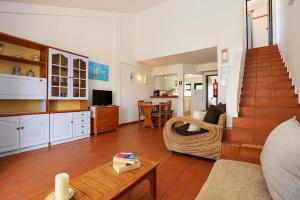 een woonkamer met een bank en een tafel bij B46 - Belavista Torraltinha Flat in Lagos