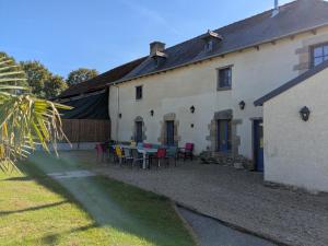 una casa con un tavolo e sedie di fronte di Quinfromel a Pleumeleuc
