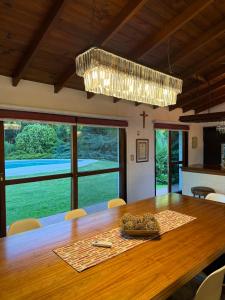 una sala da pranzo con tavolo in legno e ampia finestra di LPR EZE Airport a La Unión