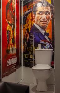 Un baño con inodoro y dos carteles de películas. en Cinema & Netflix a La Roche, en La Roche-sur-Yon 11 fotos más