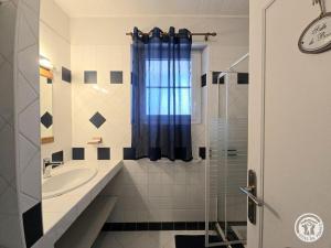 une salle de bain avec lavabo et douche dans l'établissement Gite du soleil levant, à Lacropte 17 autres photos