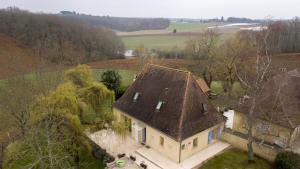 une vue aérienne d'une maison avec un toit dans l'établissement Gite du soleil levant, à Lacropte