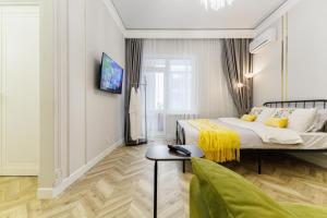 Μια τηλεόραση ή/και κέντρο ψυχαγωγίας στο Oasis апартаменты с видом на парк, возле Хан-Шатыра и медицинского центра