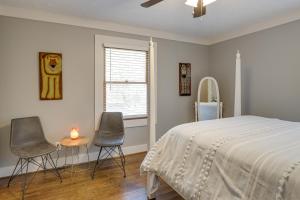 Postel nebo postele na pokoji v ubytování 2 Mi to Lake Blue Ridge Yellowbird Cottage