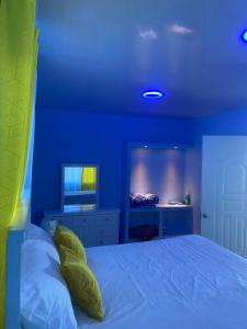 ColoradoにあるMi Rinconcitoの青いベッドルーム(ベッド1台、テレビ付) +2枚の写真