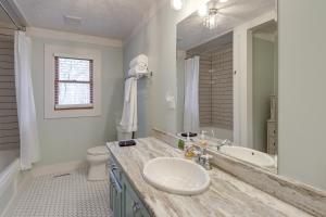 Koupelna v ubytování 2 Mi to Lake Blue Ridge Yellowbird Cottage + 25 fotografií