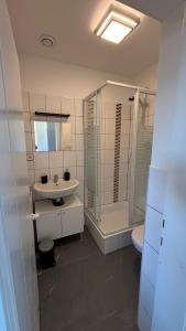 een badkamer met douche, wastafel en toilet bij Ferienwohnung Amseltraum in Seeboden