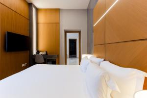 een slaapkamer met een groot wit bed en een bureau bij Foresteria La Vista in Cremona +29 foto's