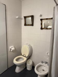 un bagno con un water e un lavandino di LPR EZE Airport a La Unión Altre 8 foto