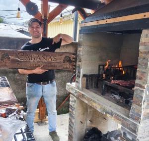 mężczyzna stojący przed piecem ceglanym w obiekcie Pyramidal Park Valdivia w mieście Valdivia