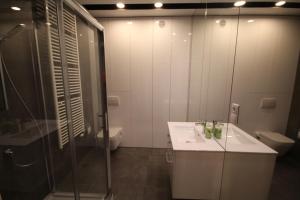 Łazienka w obiekcie Apartament na Złotej