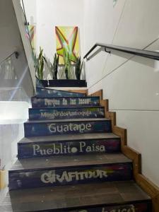 Un conjunto de escaleras con libros sobre ellas. en Hotel Medellin Arte, en Medellín