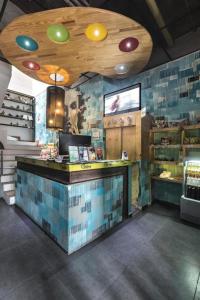 un restaurante con barra en una habitación en Hotel Medellin Arte, en Medellín 84 fotos más